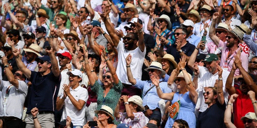 Tennis-Fans-komprimiert (KI generiert)